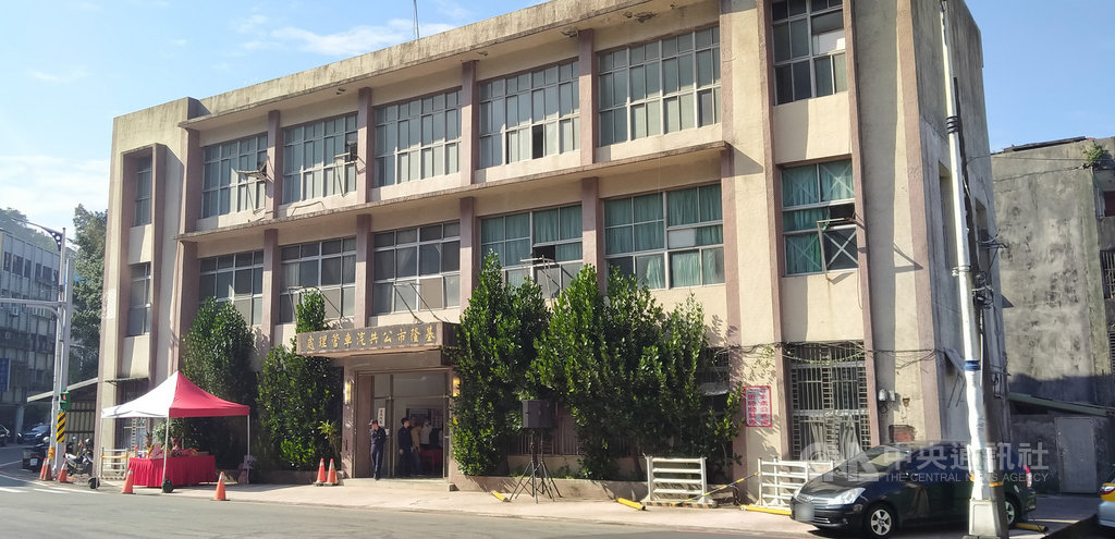 基隆市政府19日舉行舊公車處整建開工典禮,完工後除作為大沙灣歷史文化園區服務中心,也將成為數位展示場館,透過AR、VR科技等,帶領民眾穿越古今,體驗消逝的歷史地景。中央社記者王朝鈺攝 109年11月19日
