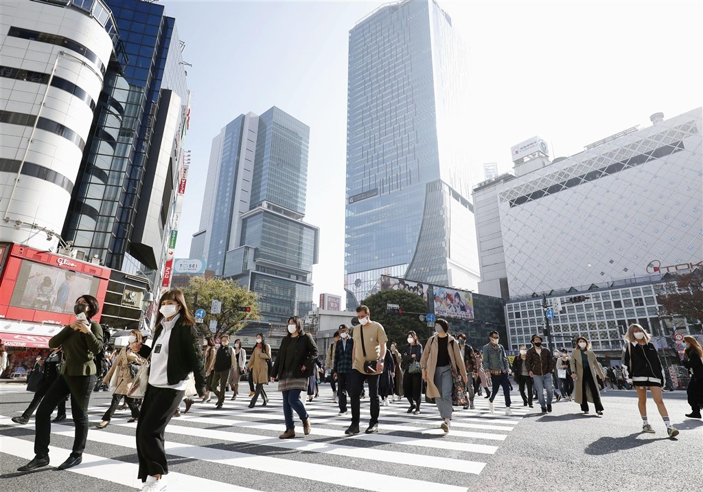 日本東京都19日新增武漢肺炎確診病例534例,創新高紀錄,警戒等級提高到最高級。圖為19日東京澀谷街頭。(共同社)