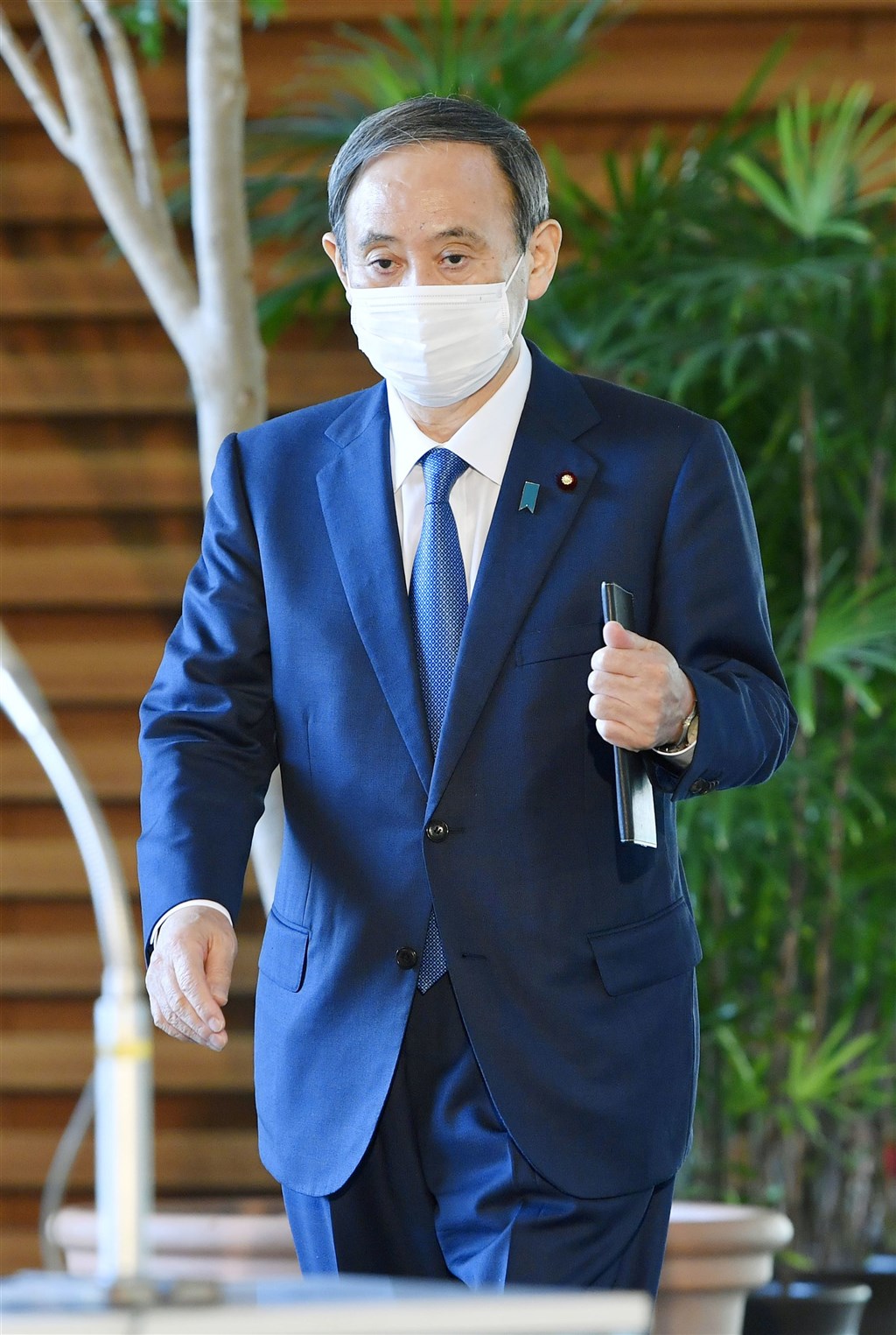 日本18日新增武漢肺炎確診病例多達2201例新高,首相菅義偉19日呼籲民眾要做好基本防疫工作,聚餐聊天時要戴口罩。(共同社)