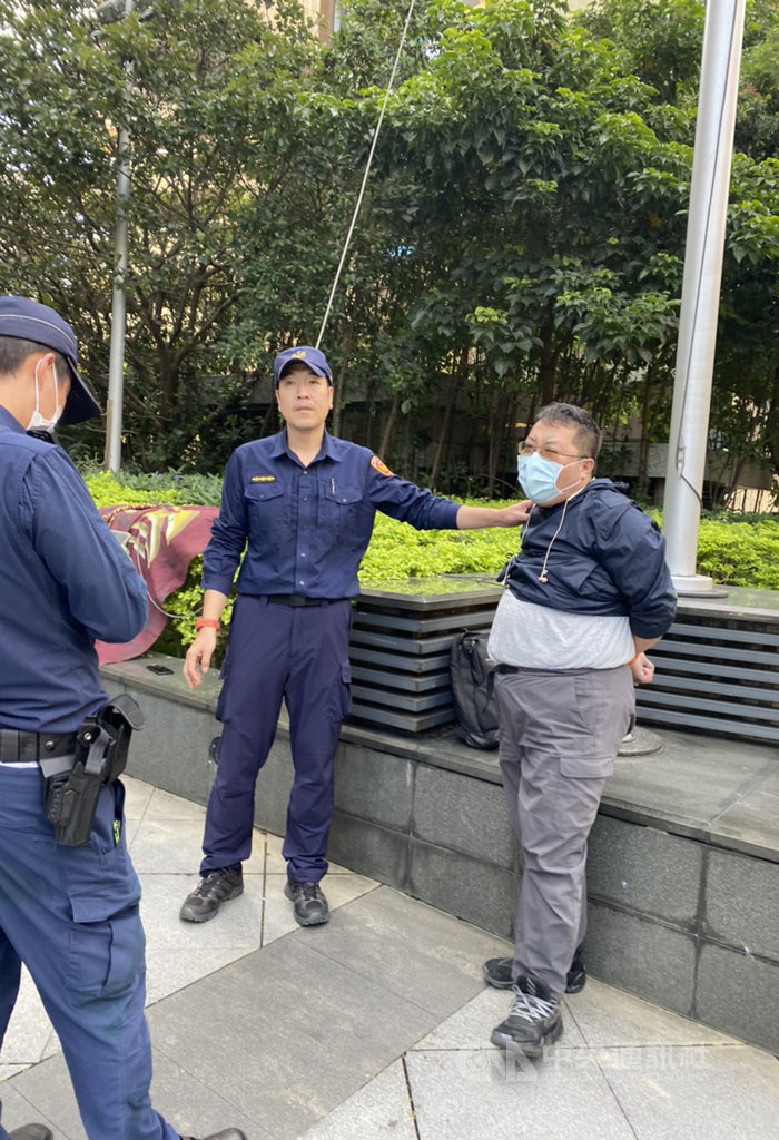 國家通訊傳播委員會(NCC)18日決議駁回中天新聞台換照申請,19日上午就有民眾到位於仁愛路上的NCC大樓抗議,隨後遭警方制伏。中央社記者余曉涵攝 109年11月19日