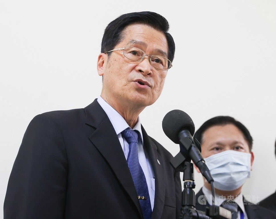 飛官上校蔣正志17日晚間駕駛F-16戰機失聯迄今,國防部長嚴德發(左)19日在立法院受訪,說明最新搜救進度和進展。中央社記者謝佳璋攝 109年11月19日