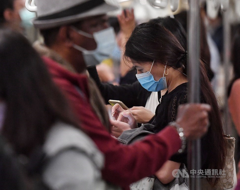 指揮中心指揮官陳時中19日說,年初疫情嚴峻,民眾戴口罩等防疫措施配合度高,如今警覺反而弱了,才實施強制措施。圖為民眾戴著口罩搭乘台北捷運。中央社記者鄭清元攝 109年11月18日
