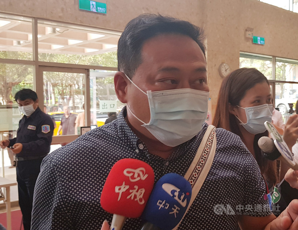 第6屆公視董事會19日下午召開董事會議,董事蔡政良(前)會前受訪,對華視前進52頻道一事表示支持。中央社記者鄭景雯攝 109年11月19日