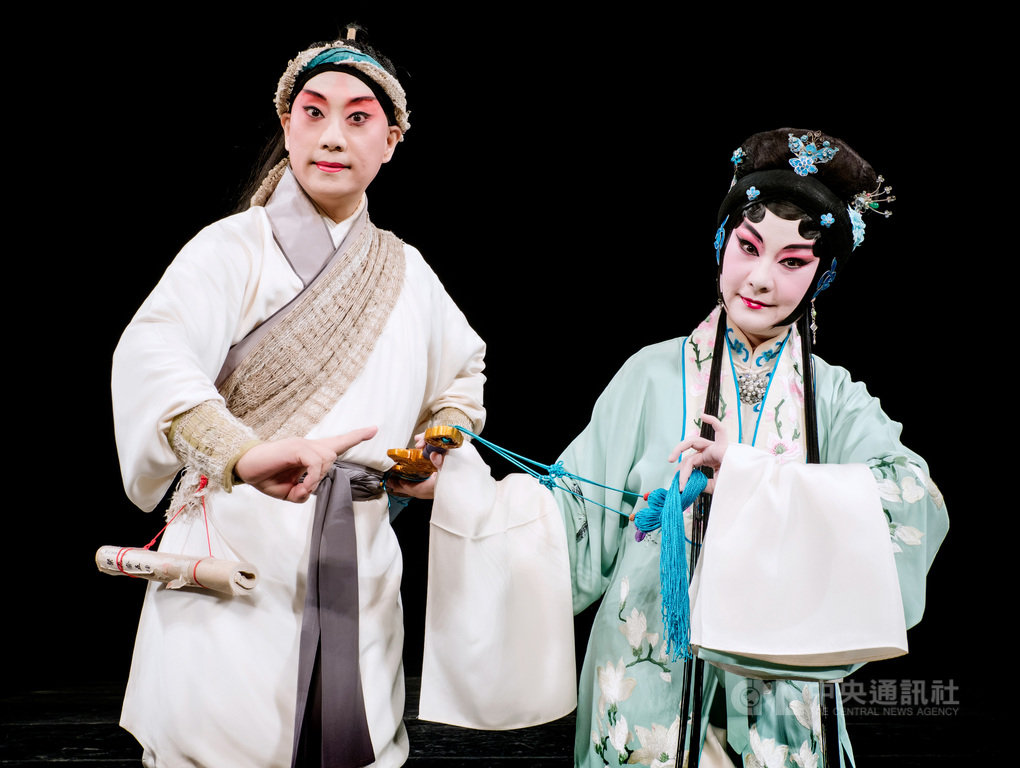 台灣戲曲學院台灣京劇團推出新編戲曲「看瓜別.後」,取材自「白兔記」,主角劉知遠與李三娘分別由趙揚強(左)與朱民玲(右)擔綱演出。(台灣戲曲學院京劇團提供)中央社記者趙靜瑜傳真 109年11月20日