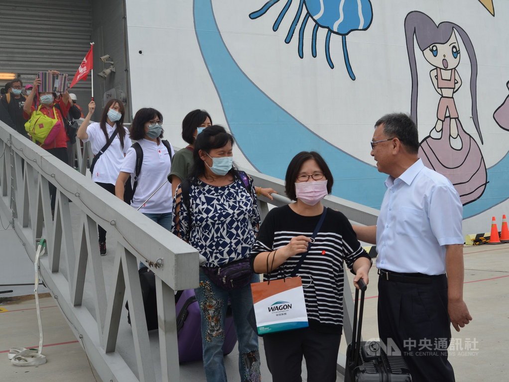 雄獅集團旗下雄獅旅遊與「麗娜輪」合作推廣台南安平至澎湖跳島航線,20日試營運,上午從台南安平港出發前往澎湖馬公港,澎湖縣長賴峰偉(右1)迎接抵澎的500多名旅客。中央社 109年11月20日