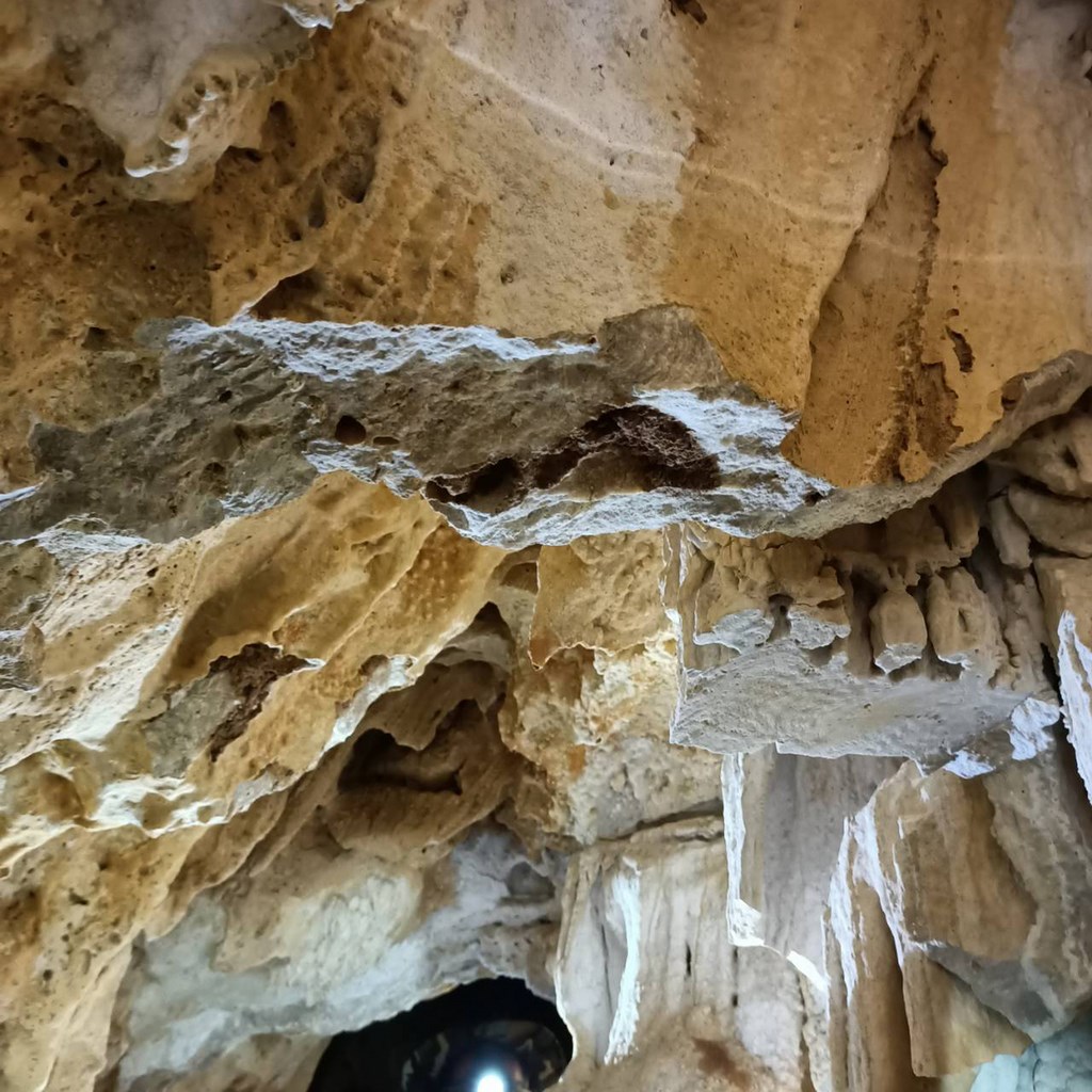 墾丁社頂公園鐘乳石洞內的鐘乳石近日被居民發現遭到鋸斷帶走,居民通報墾管處及保七總隊第8大隊。(社頂居民提供)中央社記者郭芷瑄傳真 109年11月20日