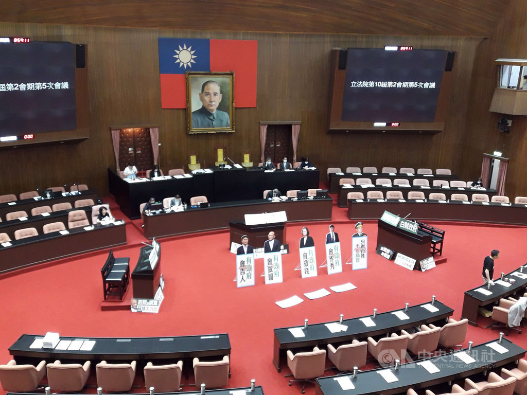 行政院長蘇貞昌20日第11度赴立法院進行施政報告並備質詢,國民黨立委不滿政府放寬萊豬進口,占據官員席、備詢台及發言台,並擺放「先道歉,再報告」等標語(圖),繼續杯葛院會。中央社記者范正祥攝 109年11月20日
