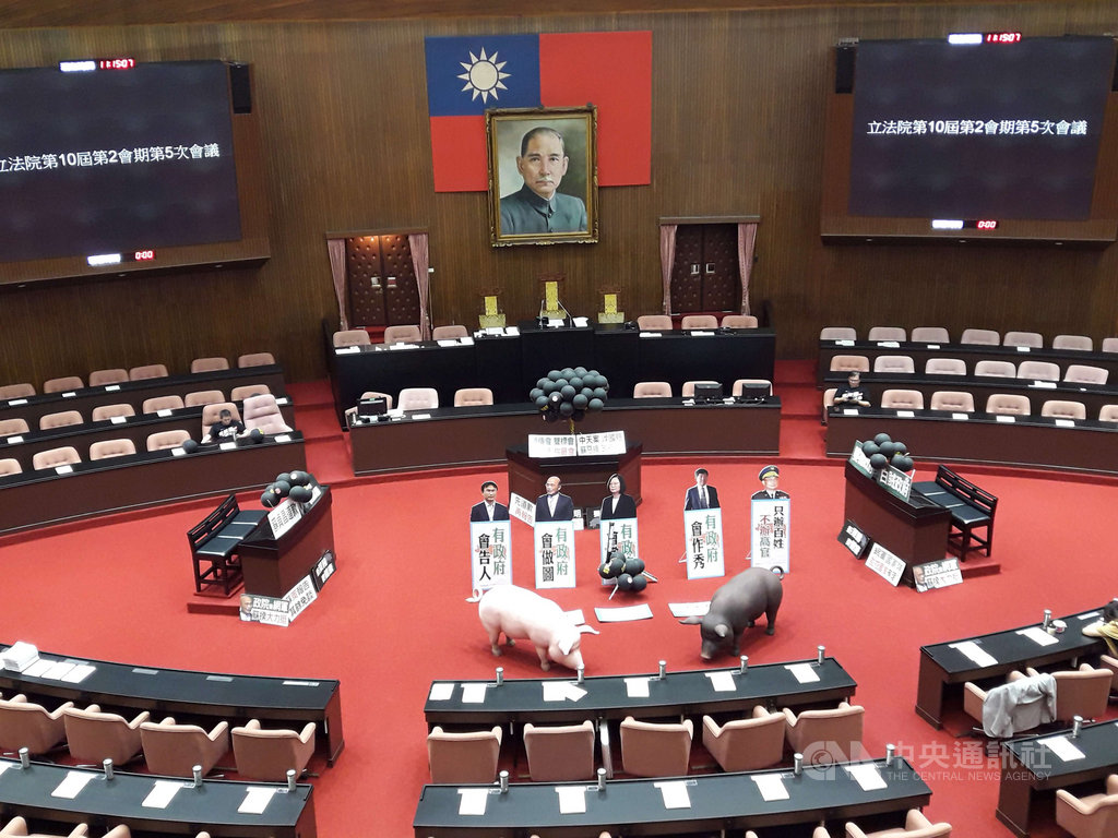 行政院長蘇貞昌20日第11度赴立法院進行施政報告並備質詢,國民黨立委繼續杯葛院會(圖),占據官員席、備詢台及發言台,並擺放「先道歉,再報告」等標語,不讓蘇貞昌上台,立法院院會上午空轉。中央社記者范正祥攝 109年11月20日