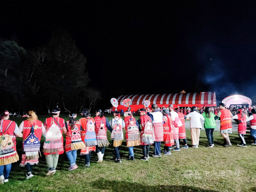 今年為賽夏族巴斯達隘2年一次小祭,南庄祭團祭典從19日到21日舉行,賽夏族巴斯達隘矮靈祭保存賽夏族傳統歌聲及舞蹈,祭典運用的蛇鞭、姓氏肩旗、臀鈴等儀式象徵物皆具特殊文化意涵。(苗栗縣政府提供)中央社記者管瑞平傳真 109年11月20日