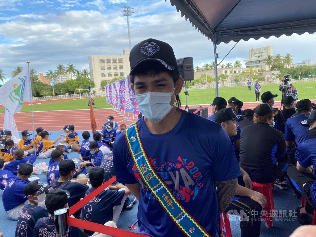 中職中信兄弟球員張志豪(前)20日確定提出自由球員申請。張志豪經紀人表示,前幾年張志豪一直感到徬徨,擔心外界眼光,不過在球團尊重下,決定踏出這步。中央社記者楊啟芳攝 109年11月20日