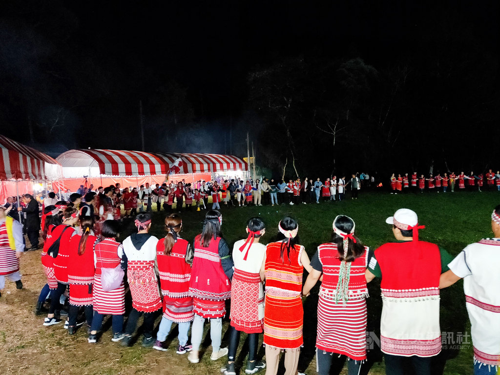 賽夏族2年一度巴斯達隘祭典19日晚間在苗栗南庄向天湖率先登場,新竹縣五峰鄉「北群」祭典20日展開,雖開放外地遊客觀禮,但須謹守族人禁忌。(苗栗縣政府提供)中央社記者管瑞平傳真 109年11月20日