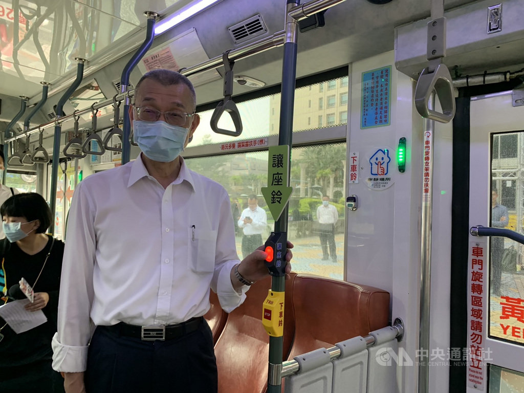 台北市公運處20日表示,仁愛幹線公車試辦裝設「讓座服務鈴」,設置在前後車門旁扶桿,乘客上車時若需要座位,可直接按鈴,車內會出現提醒廣播,知會車上乘客有人需要協助,採柔性勸導模式。中央社記者劉建邦攝 109年11月20日