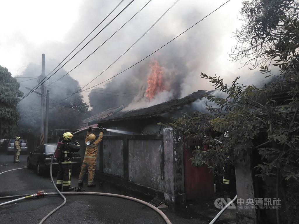 緊臨嘉義民雄警分局的一棟木造日式宿舍,20日中午發生火警,火勢凶猛、現場濃煙密布,消防局獲報派員趕赴現場灌救。中央社記者蔡智明攝 109年11月20日