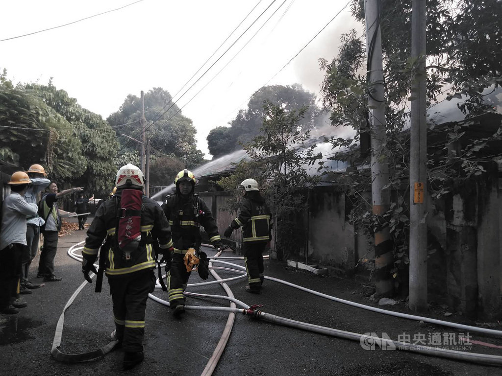 嘉義民雄火車站附近20日中午12時左右突然濃煙密布,民眾發現緊臨民雄警分局與縱貫鐵路中間的一棟日式木造房舍起火燃燒,馬上通報消防局前往灌救,所幸並未延燒、無人傷亡。中央社記者蔡智明攝 109年11月20日