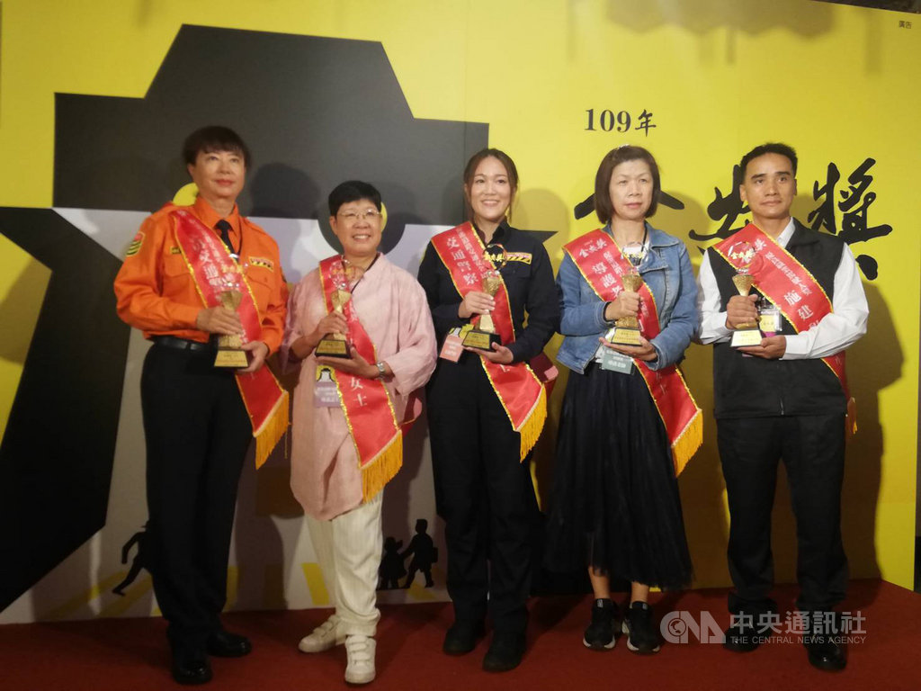 交通部20日舉行金安獎頒獎典禮,表揚促進交通安全績優單位及人員,擔任台北市五常國小導護志工的黃淑華(左2)、新竹市民富國小導護老師劉玉如(右2)等人獲獎。中央社記者汪淑芬攝 109年11月20日