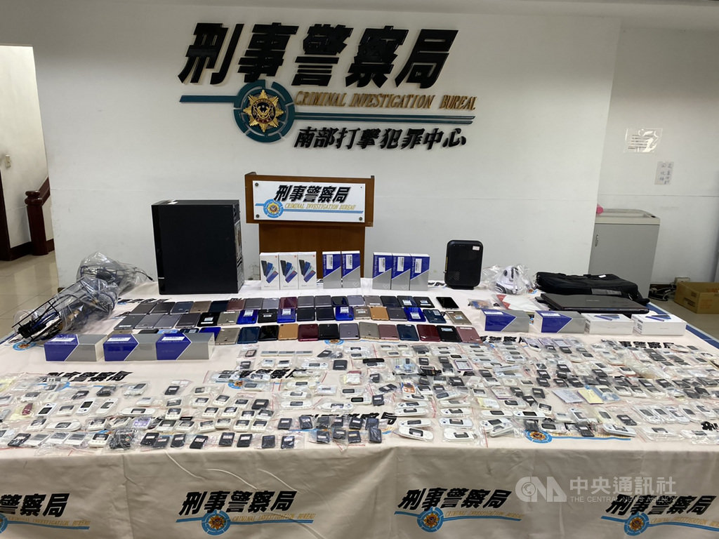 陳姓男子在高雄設立洗錢機房,警方循線蒐證後,日前攻堅搜索,逮捕主嫌陳男等23人,並查扣電腦主機39部、中國大陸銀行U盾514個、手機284支、網路設備、監視器等贓證物。(刑事局提供)中央社記者洪學廣傳真 109年11月20日