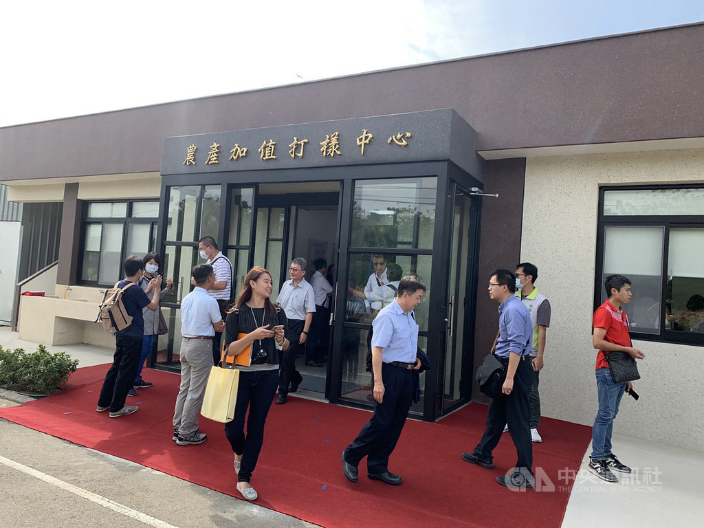 桃園農產加值打樣中心是農委會所建置的第9座農產加值打樣中心,20日揭牌後正式對外營運,桃園農改場表示,後續也將協助農友進行產品包裝、廠商媒合等行銷規劃,提升農友收益與增進市場競爭力。中央社記者葉臻攝 109年11月20日