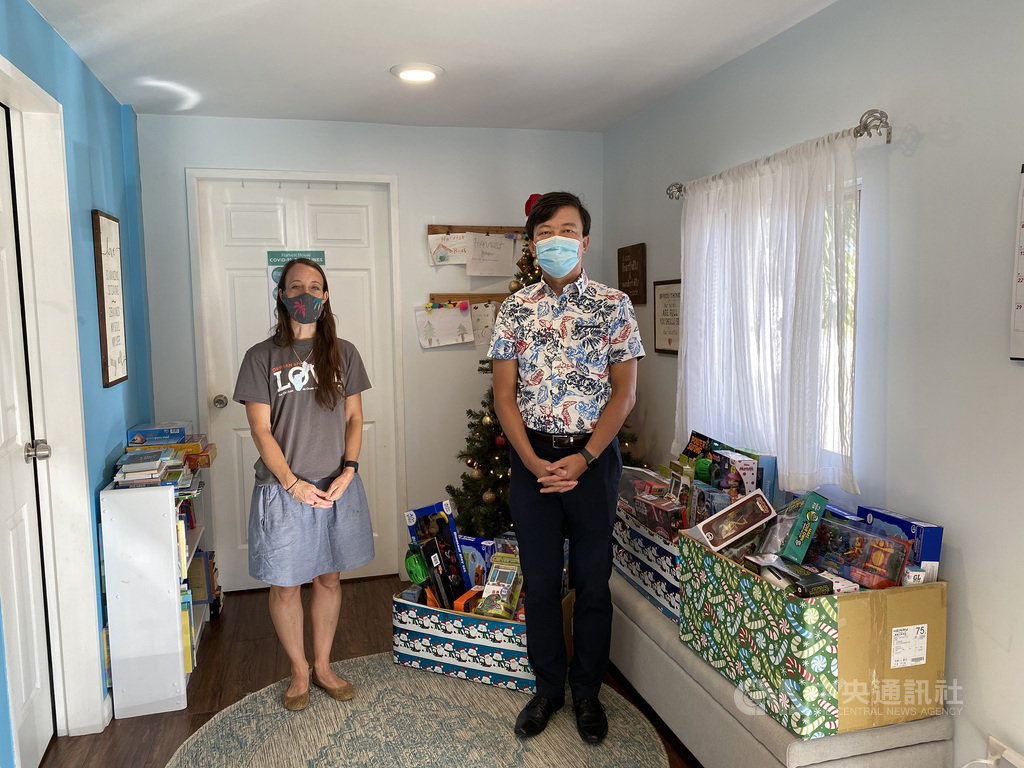駐關島辦事處處長陳盈連(右)20日拜訪關島Harvest House兒少慈善機構,捐贈愛心玩具。Harvest House主管泰勒(左)代表受贈,感謝台灣的愛心。(中華民國駐關島辦事處提供)中央社記者石秀娟雅加達傳真 109年11月20日
