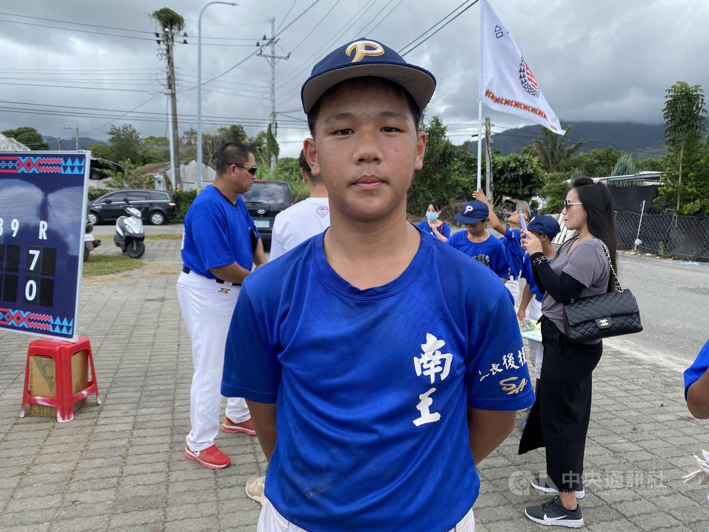 第27屆關懷盃棒球賽20日進行第2天賽事,台東縣南王國小如今以社團球隊再出發,陣中投手賴佳啟(前)的未來性受到原棒協創始會員、「假日飛刀手」陳義信讚賞。中央社記者楊啟芳攝 109年11月20日