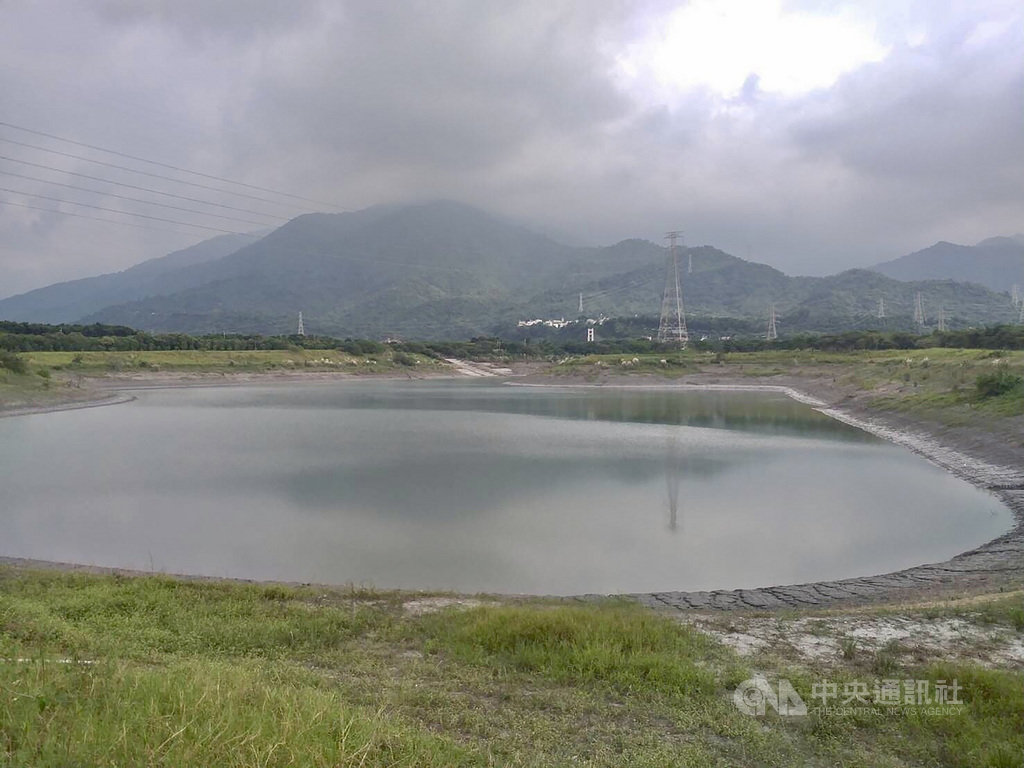 屏東縣在2020碳揭露計畫中,獲全球A等級指標城市肯定,為6都以外台灣唯一獲得A等級(最高級)「具領導力」城市的縣市。圖為亞洲面積最大地下水補注湖大潮州人工湖。(屏東縣政府提供)中央社記者郭芷瑄傳真 109年11月20日