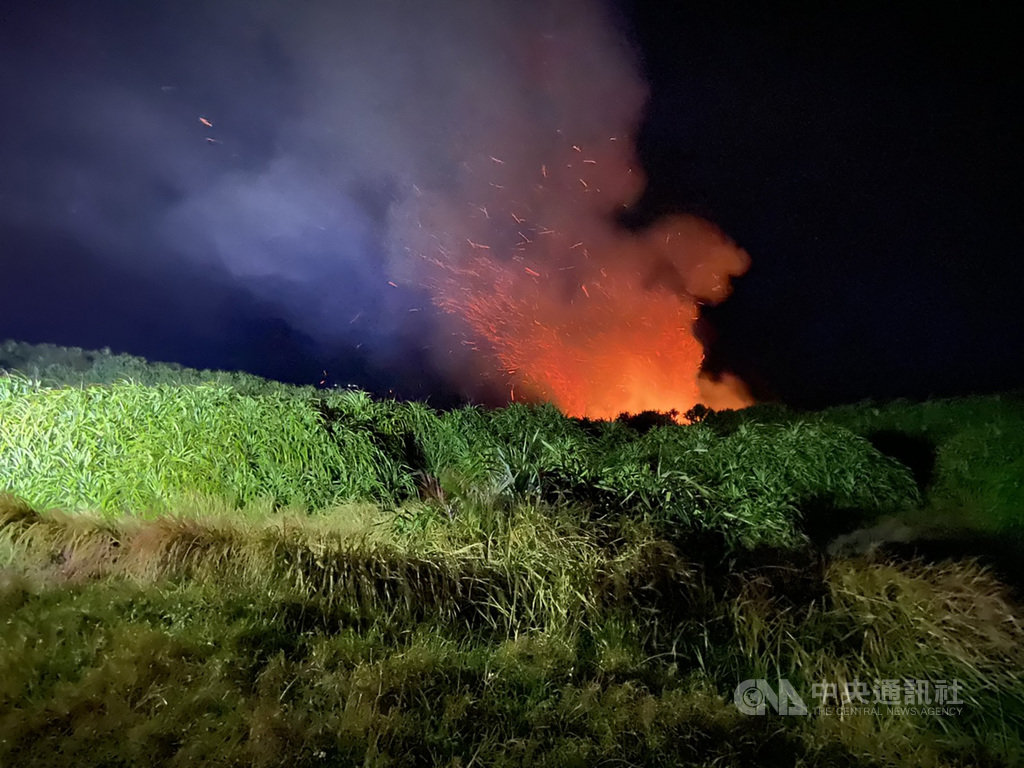 墾丁國家公園東岸的風吹砂山坡地灌木林20日晚間發生火警,由於距離路邊太遠,消防員難以搶救。消防局表示,由於現場只是灌木和雜草,且不是乾枯樹木和草,研判沒有危險,也不會蔓延太大範圍,於是現場布陣,等待火勢燒完後才撤退。(屏東縣消防局提供)中央社記者郭芷瑄傳真 109年11月20日