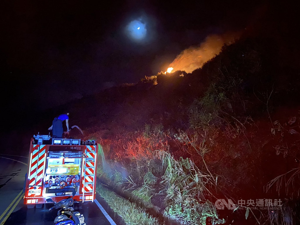 屏東縣消防局表示,20日晚間6時30分獲報指風吹砂山坡灌木林一帶發生火警,但消防人員到達現場時,發現起火處離馬路太遠,無法灌救,隨後將靠近路旁的樹木和草澆濕,防止擴大範圍延燒。(屏東縣消防局提供)中央社記者郭芷瑄傳真 109年11月20日