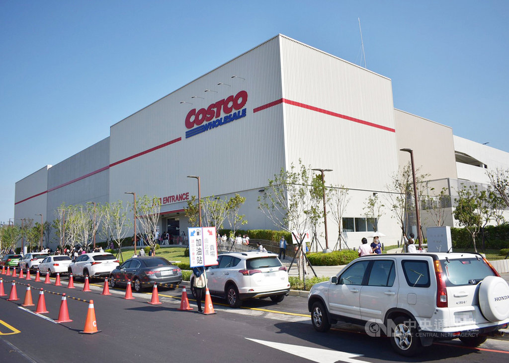好市多(Costco)在台中市的第2家店北台中店20日上午開幕,大批人潮湧入,現場道路交通管制。中央社記者郝雪卿攝 109年11月20日