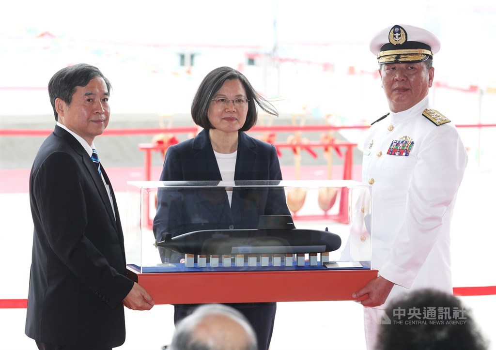 潛艦國造原型艦預計24日開工,總統蔡英文預計出席。圖為2019年5月9日總統(中)南下高雄主持海軍潛艦國造專用廠房動土典禮,圖右為時任海軍司令黃曙光,圖左為台船公司董事長鄭文隆。(中央社檔案照片)