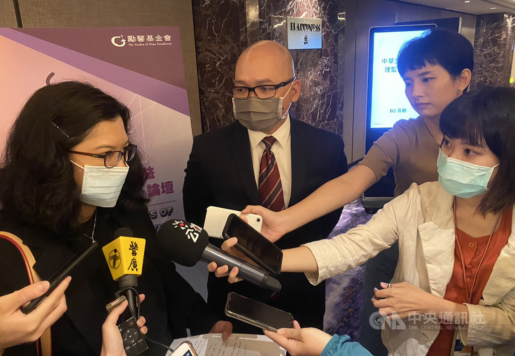 印尼主張2021年起台灣雇主須負擔移工來台費用引發反彈,駐台北印尼經濟貿易代表處人民保護暨社會文化部主任張春亮(Fajar Nuradi)(中)20日受訪時強調,印尼立場不變,近期將透過台印雙邊會議討論相關議題。中央社記者吳欣紜攝 109年11月20日