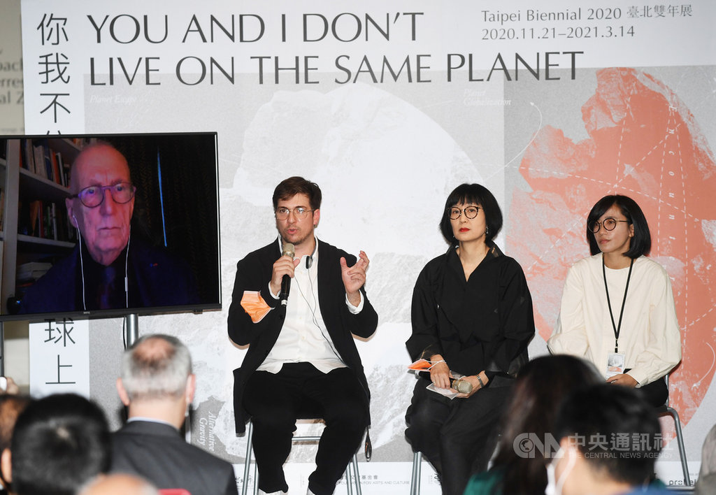 「2020台北雙年展:你我不住在同一星球上」國際記者會20日下午在台北市立美術館舉行,北美館長林平(右2)會中與策展人馬汀.圭納(Martin Guinard)(右3)、公眾計畫策展人林怡華(右)一起,透過視訊連線與同為策展人的法國學者布魯諾.拉圖(Bruno Latour)對話。中央社記者施宗暉攝 109年11月20日