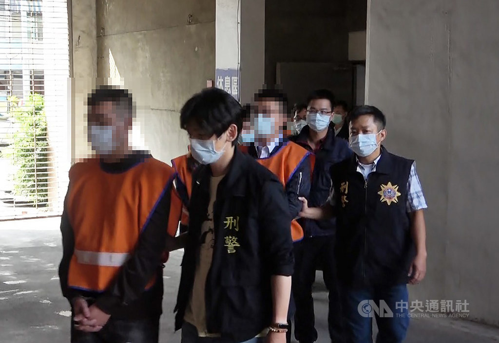 30歲陳姓男子組成洗錢集團,並以科技公司名義隱身高雄商辦大樓,租賃3個辦公處所作為洗錢轉帳機房,再透過通訊軟體聯繫,替詐騙集團、賭博網站等從事洗錢犯行;警方連月蒐證,日前兵分多路搜索攻堅,逮捕陳男在內共23人,依法送辦。(刑事局提供)中央社記者洪學廣傳真 109年11月20日