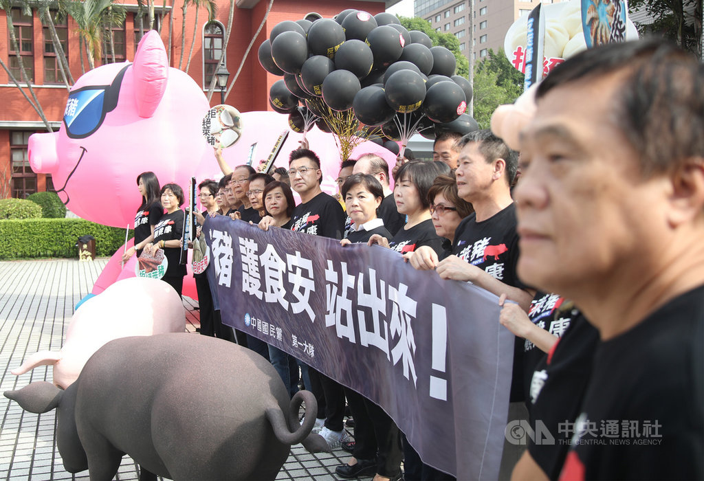 工運活動「秋鬥」預計11月22日上街頭,國民黨20日在立法院議場前舉行遊行前記者會響應,主席江啟臣(前右6)指出,國民黨及所有黨籍立委、地方縣市議員,包括縣市長,都響應「秋鬥」遊行;也呼籲民眾一起站出來,「反萊豬、顧健康」。中央社記者張新偉攝 109年11月20日