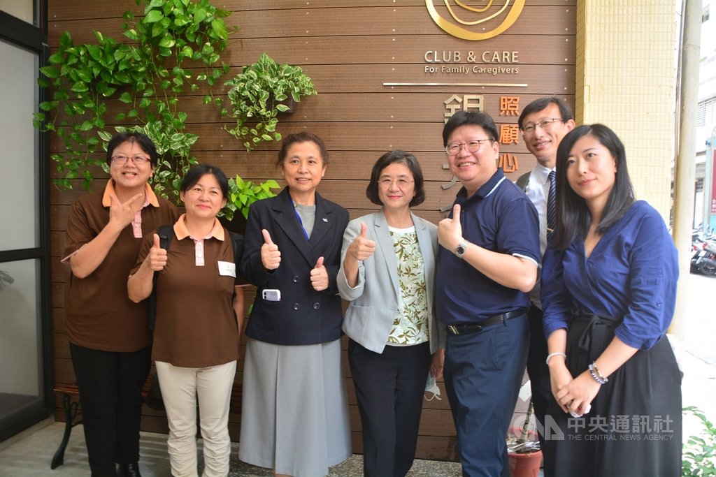 新北市4家巷弄長照站20日在板橋銀光食堂聯合開幕,衛生局長陳潤秋(左4起)、新北市家庭照顧者關懷協會理事長陳穎叡等人合影。中央社記者黃旭昇新北攝 109年11月20日