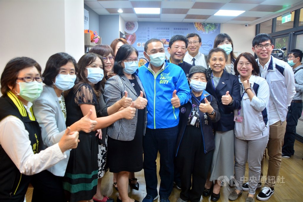新北市4家巷弄長照站20日在板橋銀光食堂聯合開幕,衛生局長陳潤秋(前左2)、新北市長侯友宜(前左5)與長照團隊合影留念。中央社記者黃旭昇新北攝 109年11月20日