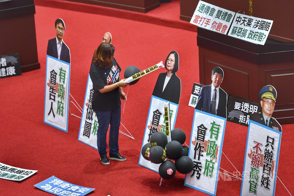 行政院長蘇貞昌20日第11度赴立法院進行施政報告並備質詢,國民黨立委不滿政府放寬萊豬進口,占據立法院議場,繼續杯葛。圖為國民黨立委陳玉珍在議場內放置人形立牌及標語。中央社記者王飛華攝 109日11月20日