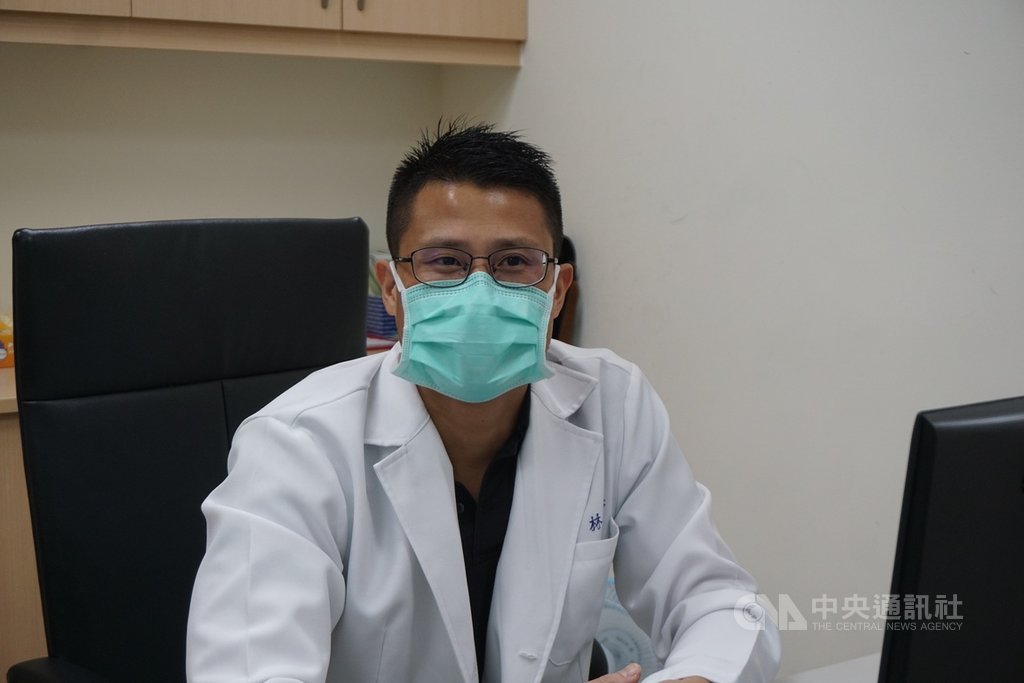 金門醫院骨科主任林瑾鎔獲衛生福利部優良醫師獎,他說,獲獎是肯定,代表金門醫師很優秀,盼能提升民眾對在地醫療的信心。中央社記者黃慧敏攝 109年11月20日