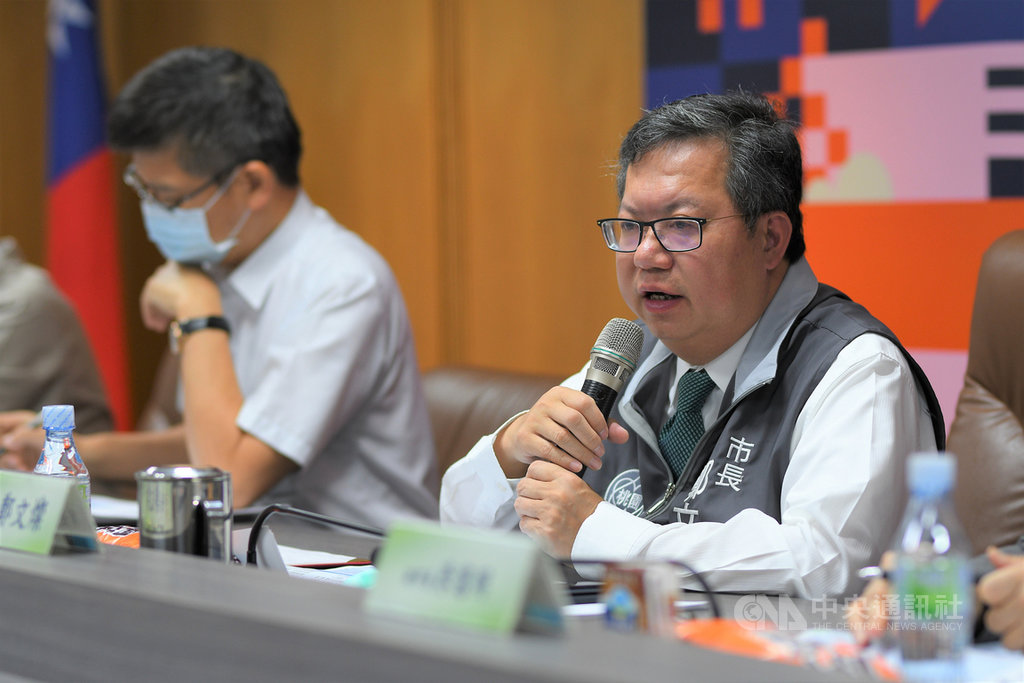 桃園市長鄭文燦(右)20日上午主持桃園市第6次抗旱應變會議表示,桃園市有3000多口埤塘,卻只有3口埤塘反送水至淨水場,要求台水公司高層研究提高作為備援水源的埤塘數量。中央社記者葉臻攝 109年11月20日