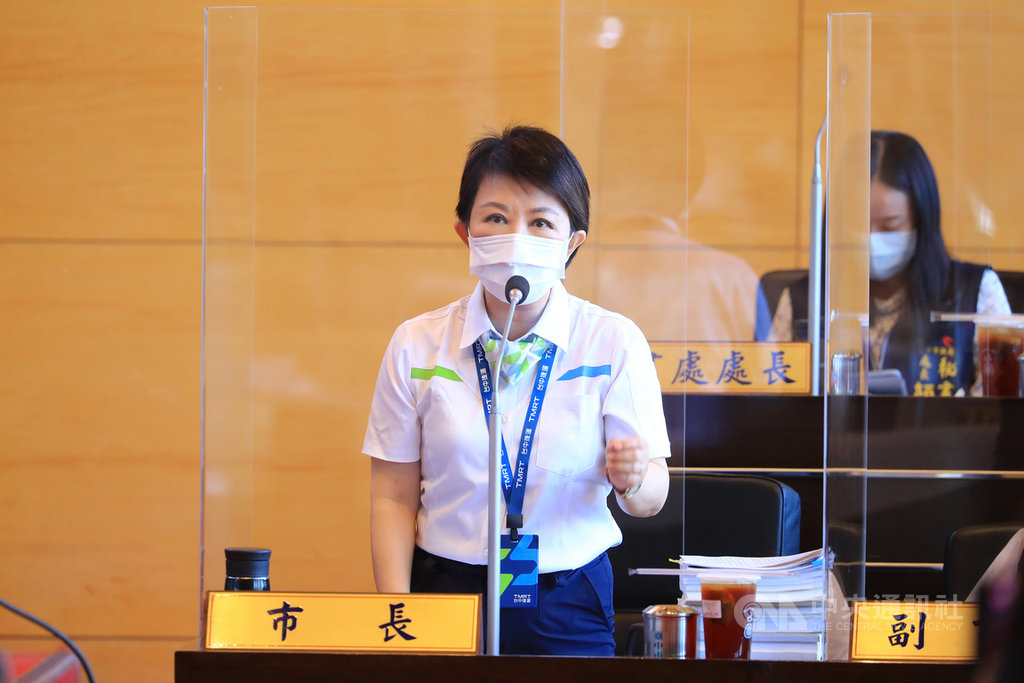 台中市議會20日市政總質詢,曾擔任新聞記者的市長盧秀燕(前)對中天新聞台換照爭議表示,如果國家做出不適當處分,將倒退到數十年前,非常遺憾、可惜與痛心,很不值得。中央社記者趙麗妍攝 109年11月20日