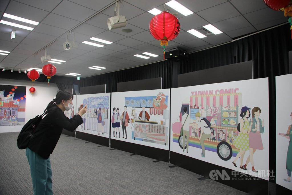 駐日台灣文化中心與文策院在日本合辦推廣台灣原創漫畫展覽,主視覺邀請參展漫畫家左萱設計,廟口夜市、蚵仔煎、熱炒等繪圖看板,宛如一座台灣漫畫夜市。中央社記者楊明珠東京攝 109年11月20日