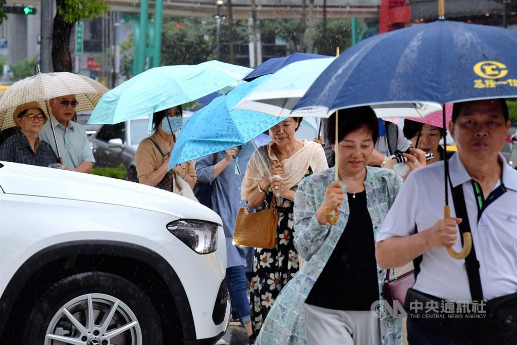 氣象專家吳德榮表示,20日午後北台灣、東半部雲量漸增,晚間東北風南下,北海岸、北部山區及東半部有局部雨。(中央社檔案照片)
