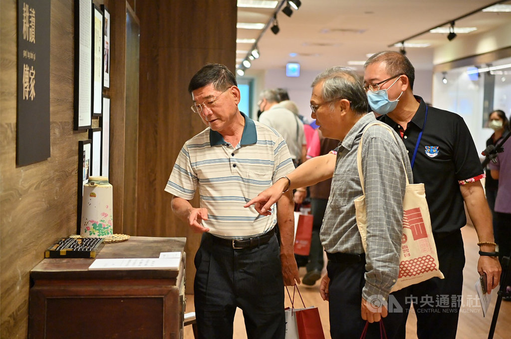 客委會客家文化發展中心20日在苗栗銅鑼的台灣客家文化館舉辦「108年度入藏文物感謝儀式暨客庄村史新書發表會」,頒發感謝狀予108年度20名客家文物捐贈者,並同步舉辦捐贈展,向外界展示「客家个藏寶」。(客委會客發中心提供)中央社記者管瑞平傳真 109年11月20日