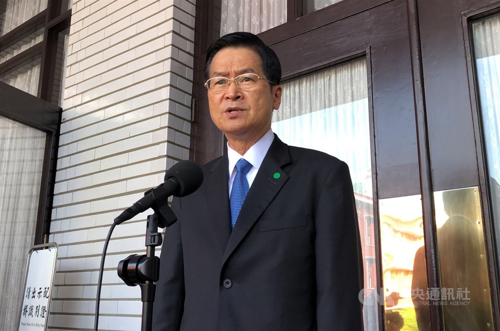 國防部長嚴德發(圖)20日上午在立法院接受媒體聯訪,駁斥中共網軍散布F-16飛官投誠的假消息。中央社記者王飛華攝 109年11月20日