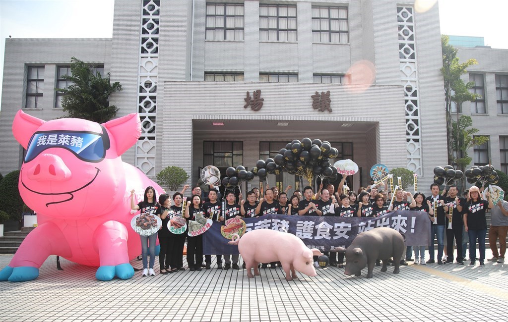 工運活動「秋鬥」預計11月22日上街頭,國民黨響應,並鼓勵民眾參加。黨主席江啟臣(持麥克風者)20日表示,這是一次為民眾上街頭的大遊行,不是為了任何個別的政黨或政治人物,國民黨與人民站在一起。中央社記者張新偉攝 109年11月20日