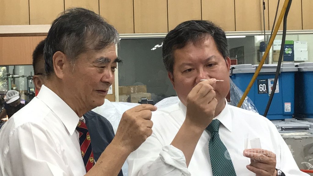 桃園市長鄭文燦(右)20日到雲林縣參訪製造牙籤刷的德晃公司,對德晃公司董事長許溫德(左)的創業歷程表達佩服,直說參訪收穫良多。中央社記者姜宜菁攝 109年11月20日