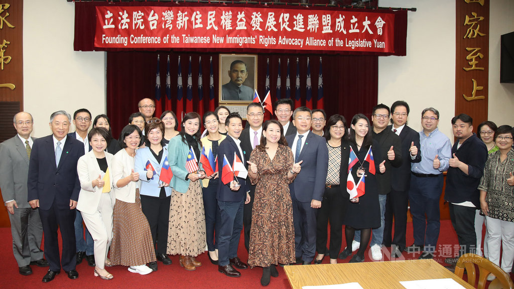立法院台灣新住民權益發展促進聯盟20日舉辦成立大會,由立法院副院長蔡其昌(右10)擔任榮譽會長,由本身為新住民的民進黨立委羅美玲(右12)出任會長,內政部長徐國勇(右13)等人到場見證。中央社記者張新偉攝 109年11月20日