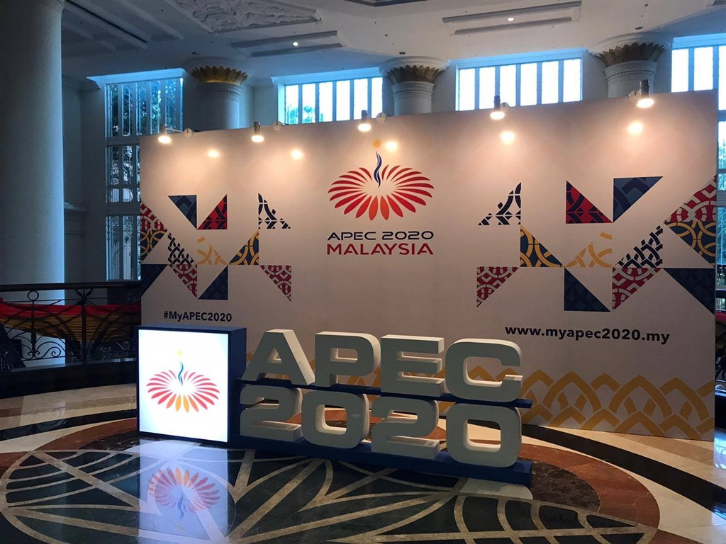 APEC經濟領袖會議20日晚間順利結束,下屆將由紐西蘭主辦。外交部24日說,依紐方目前規劃,2021年仍將以視訊舉行會議。圖為2020年布景。(圖取自facebook.com/APECnews)