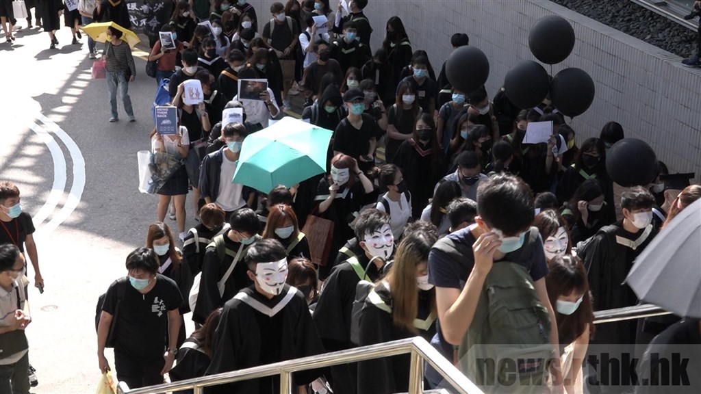 香港中文大學畢業生19日在校內遊行,聲援被扣押在深圳的12名港人,並呼喊反送中口號。香港警方晚間表示,已就涉嫌違反「港區國安法」展開調查。(圖取自香港電台網頁rthk.hk)