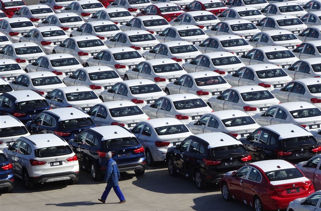 德國豪車寶馬(BMW)在中國合資夥伴企業、遼寧省國企華晨汽車集團20日正式宣布破產重整。圖為華晨寶馬汽車在大連碼頭等待運送。(中新社)
