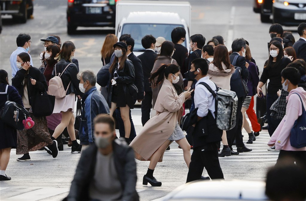日本東京都19日新增確診病例534例,創新高紀錄,也是首度單日新增超過500例。圖為19日東京澀谷街頭。(共同社)