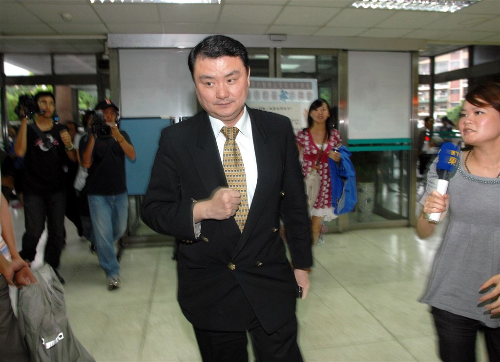 台北地檢署檢察官劉承武(前中)未經核准即兼任管委會主委,又對住戶咆哮,且未請假即出席管委會。法務部檢察官人事審議委員會20日決議予以書面警告,將報請部長核定。(中央社檔案照片)